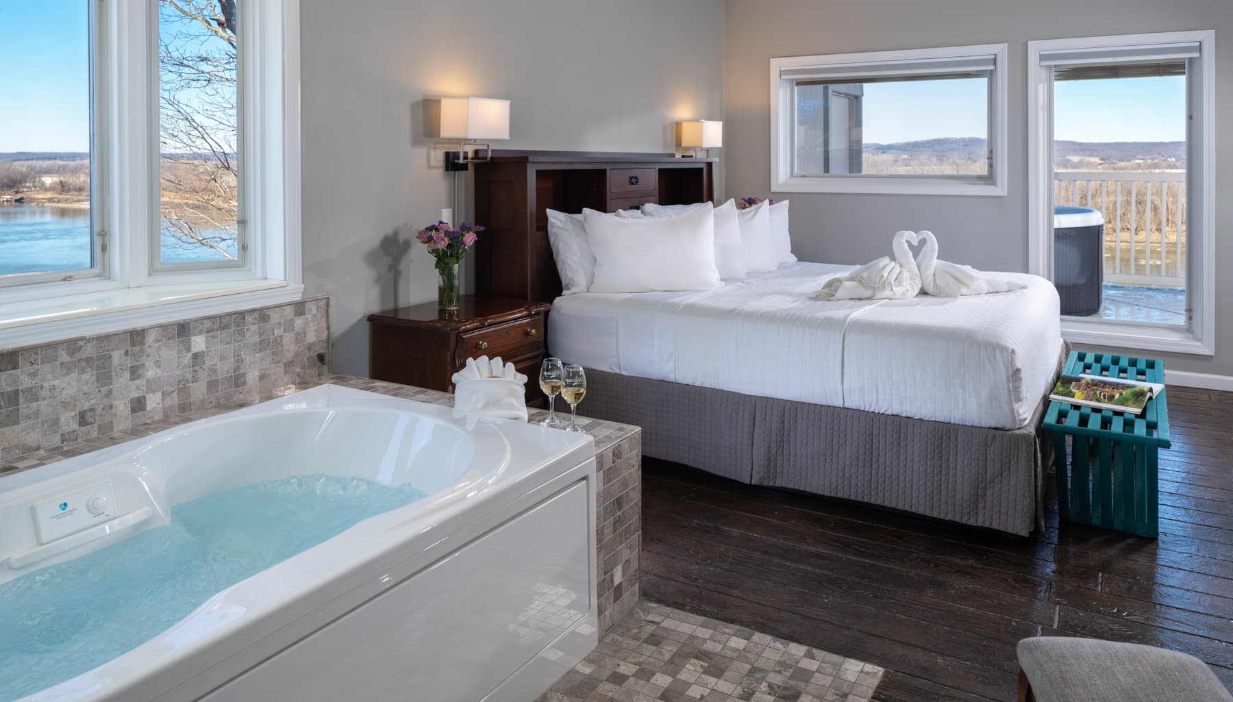 King size bed with fan